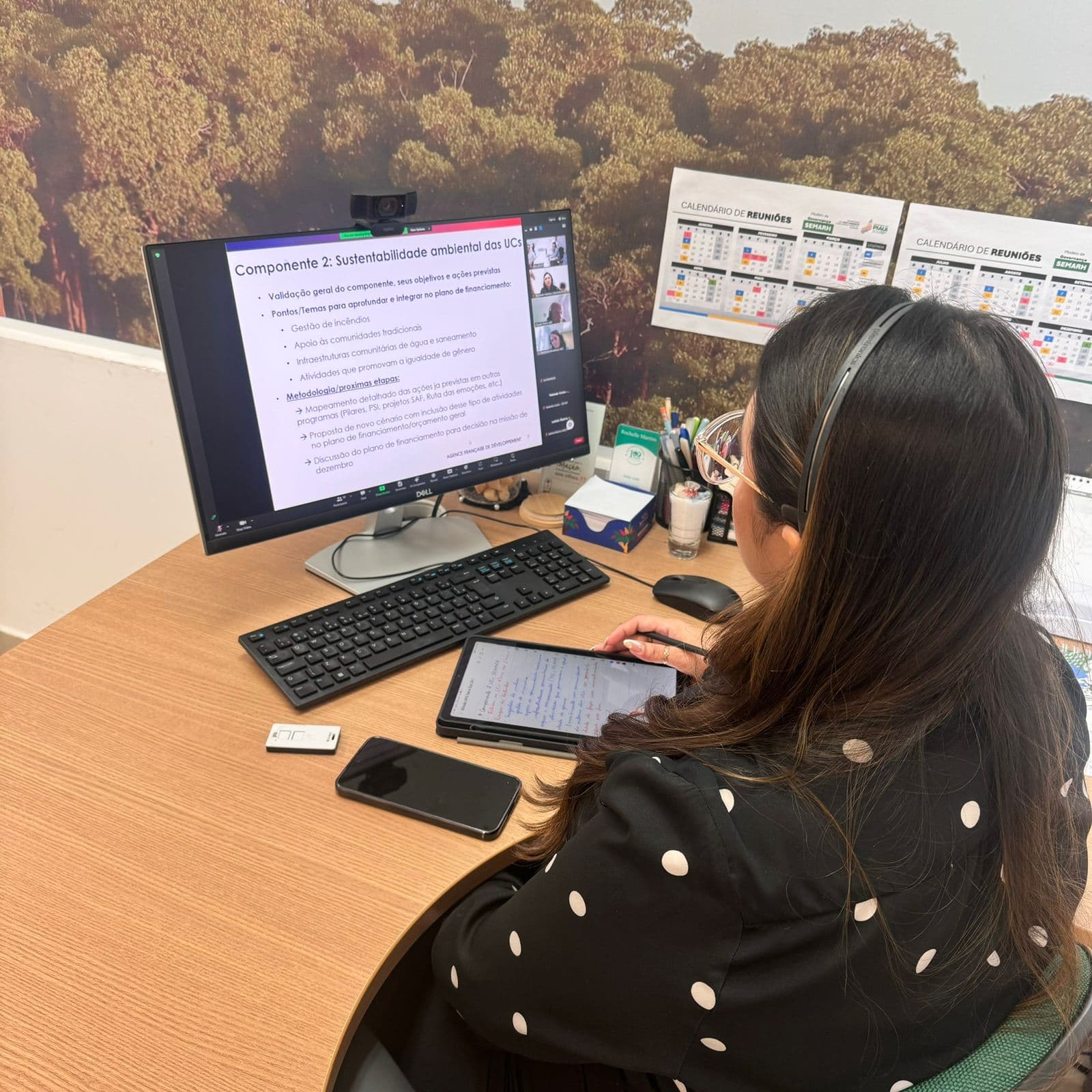 Assessora de Planejamento e Gestão da Semarh, Rochelle Martins, no momento da reunião