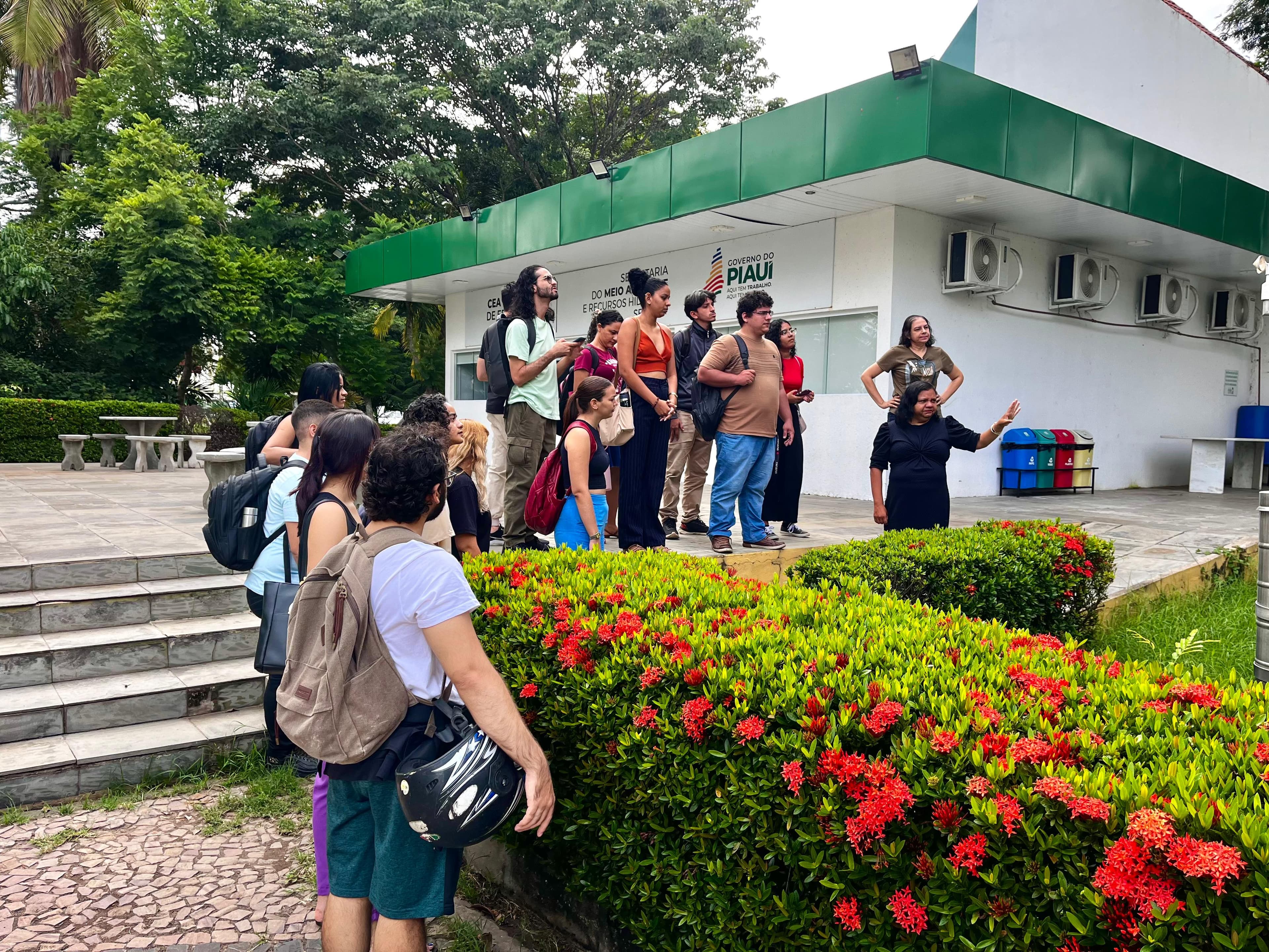 Alunos da UFPI conhecendo o sistema de medição pluviométrica