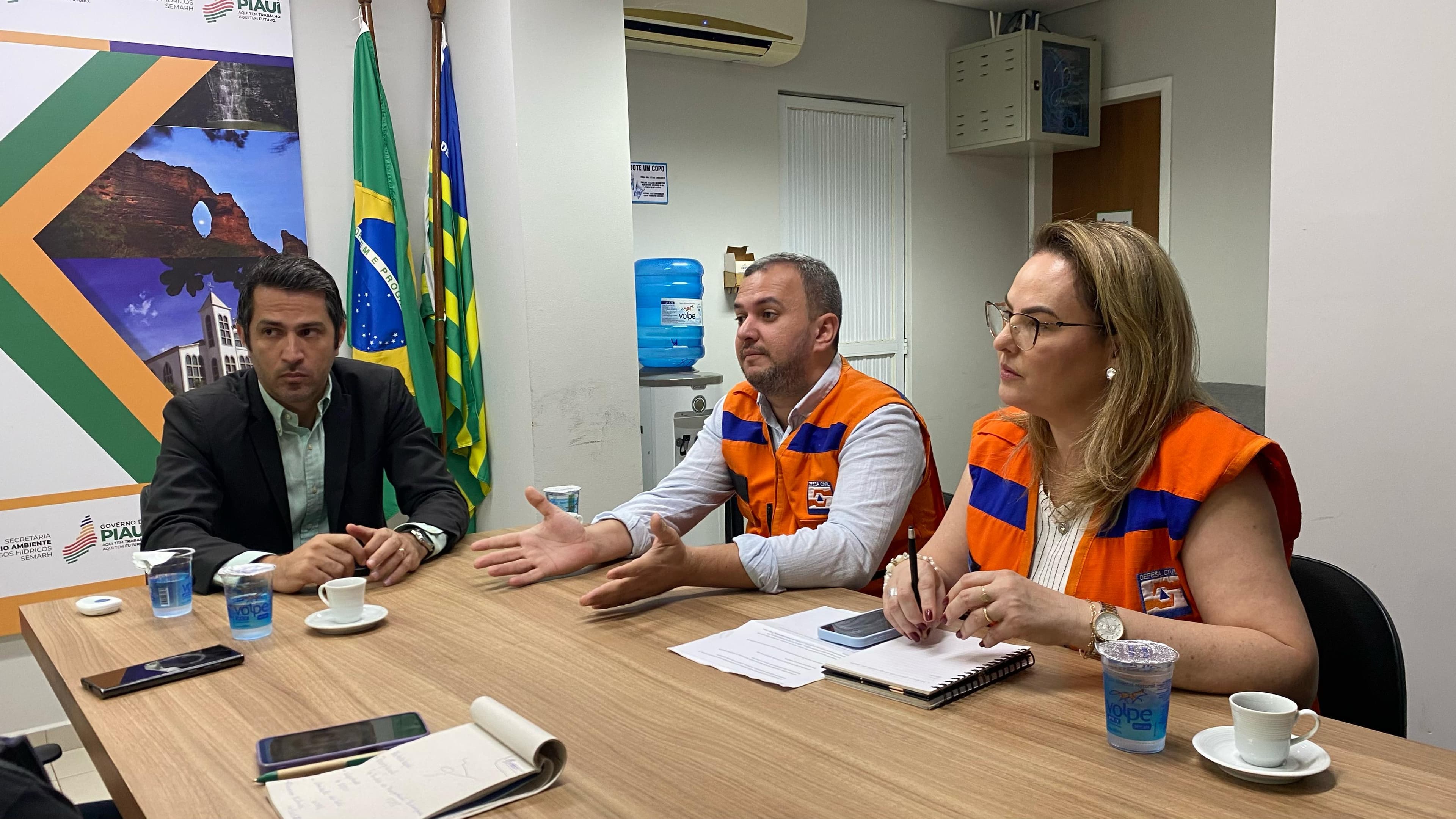 Representantes da Semarh e Defesa Civil