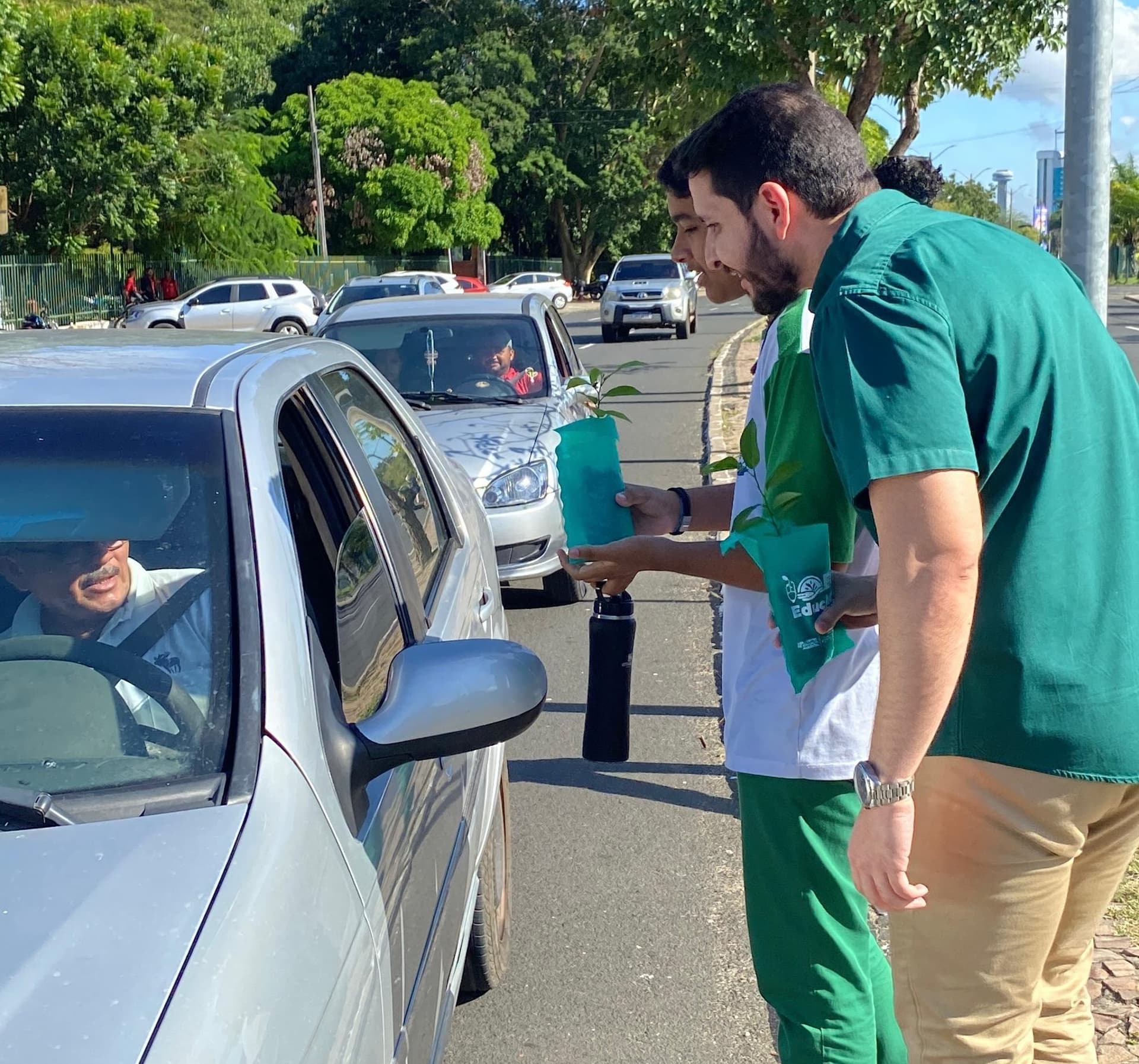 Blitz Ecológica: Semarh distribui mudas em frente ao Centro Educacional Ambiental em Teresina