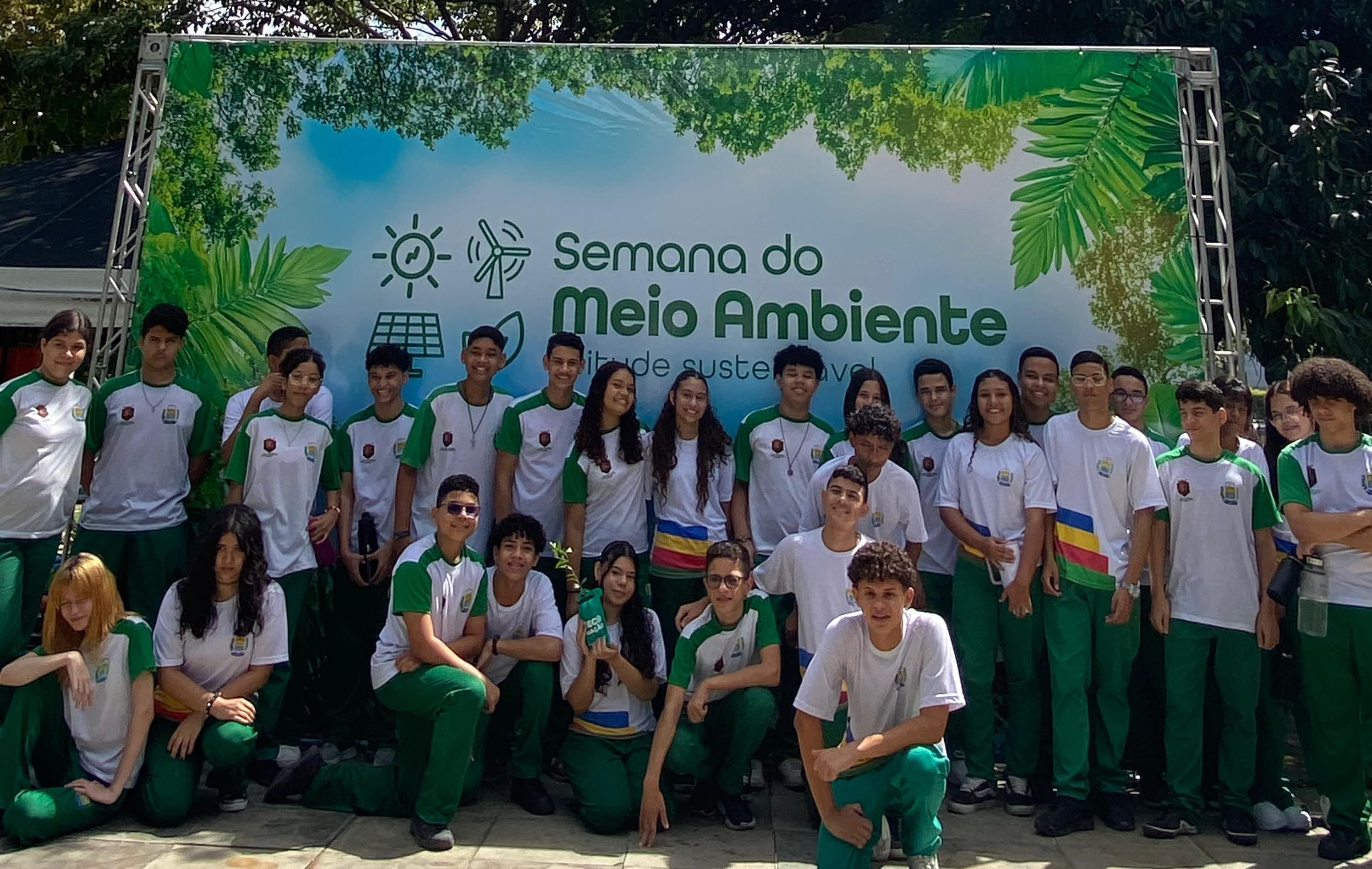 Blitz Ecológica: Semarh distribui mudas em frente ao Centro Educacional Ambiental em Teresina