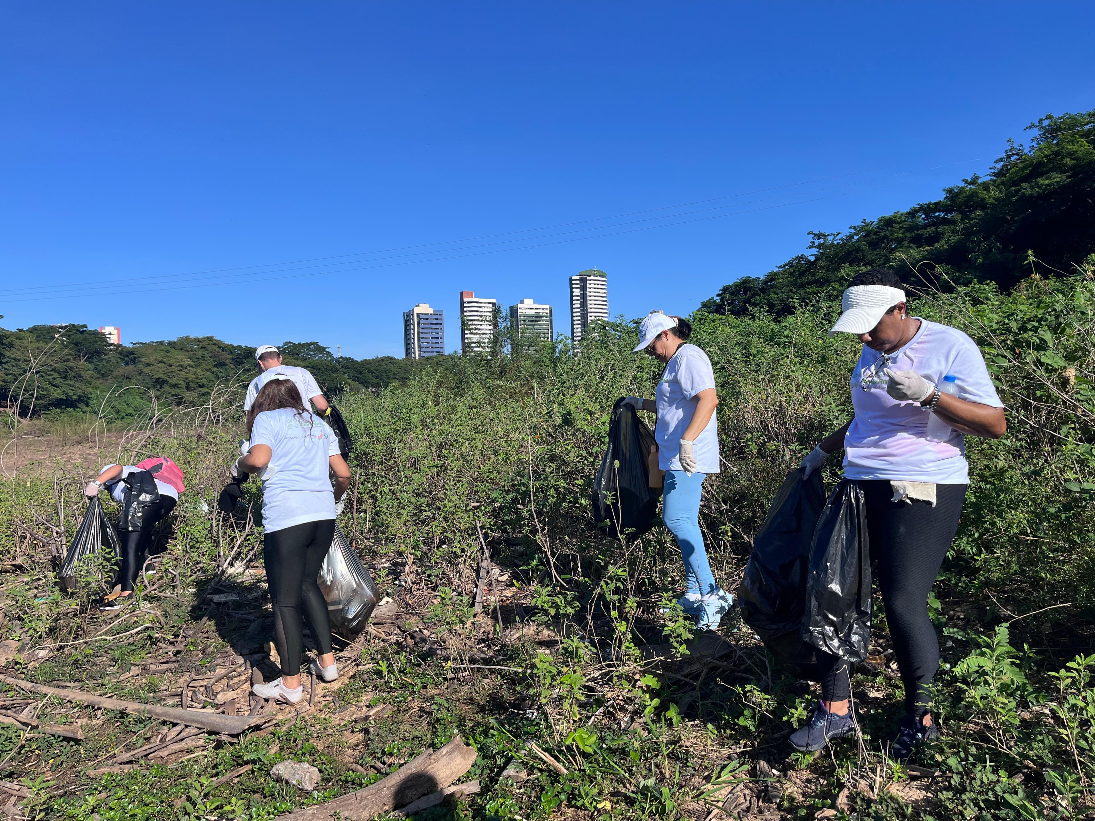 Mutirão retira quase duas toneladas de lixo das margens do Rio Poti em Teresina