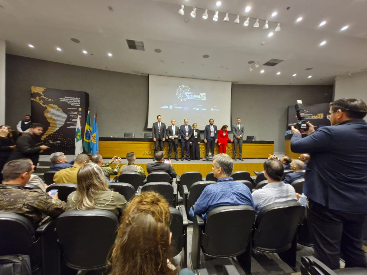 O encontro reúne representantes de diversos órgãos ambientais e de segurança pública .