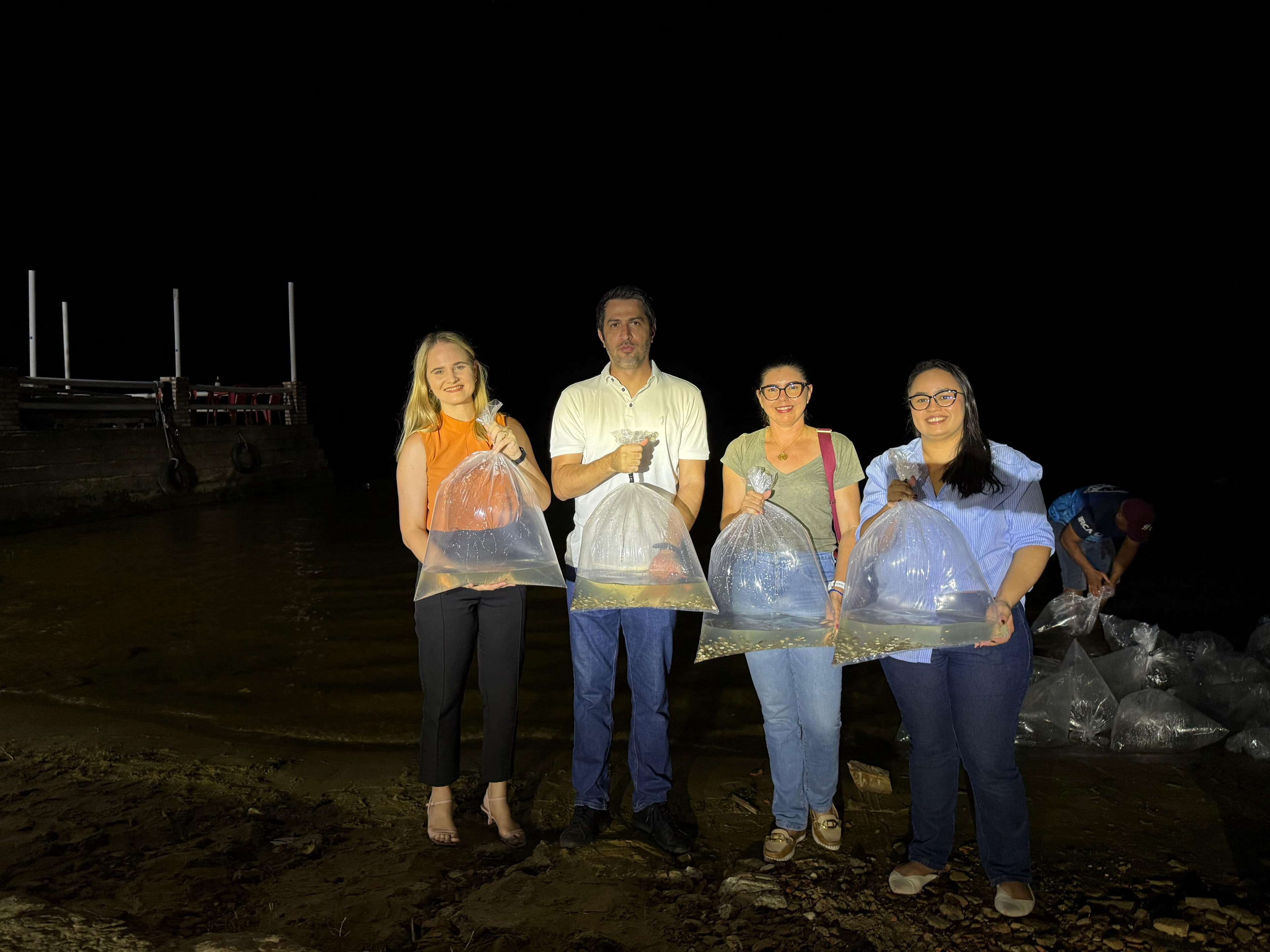 Secretário faz entrega  200 mil alevinos em ação de peixamento em Lagoa do Portinho.