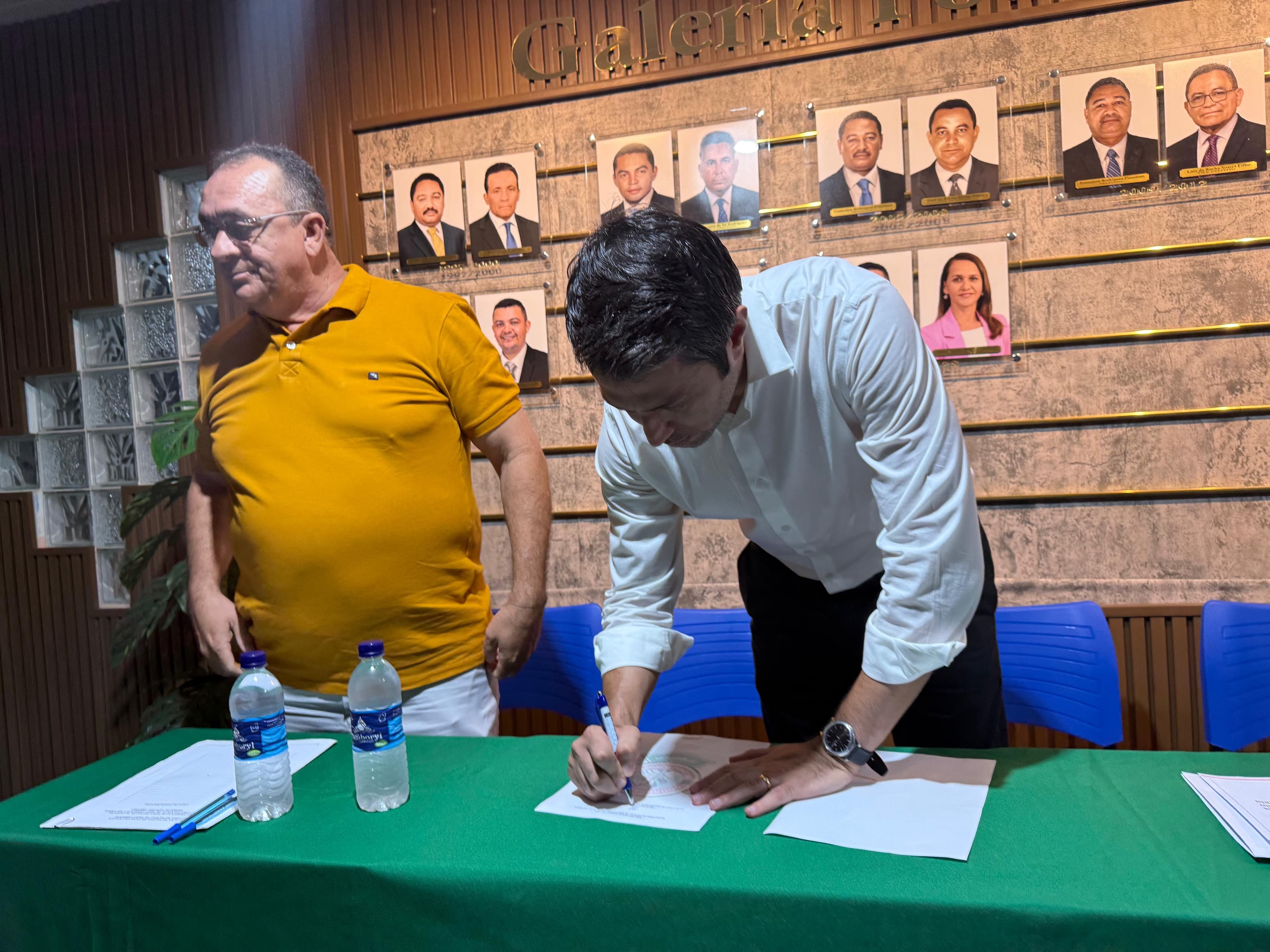 Secretário Feliphe fazendo entrega