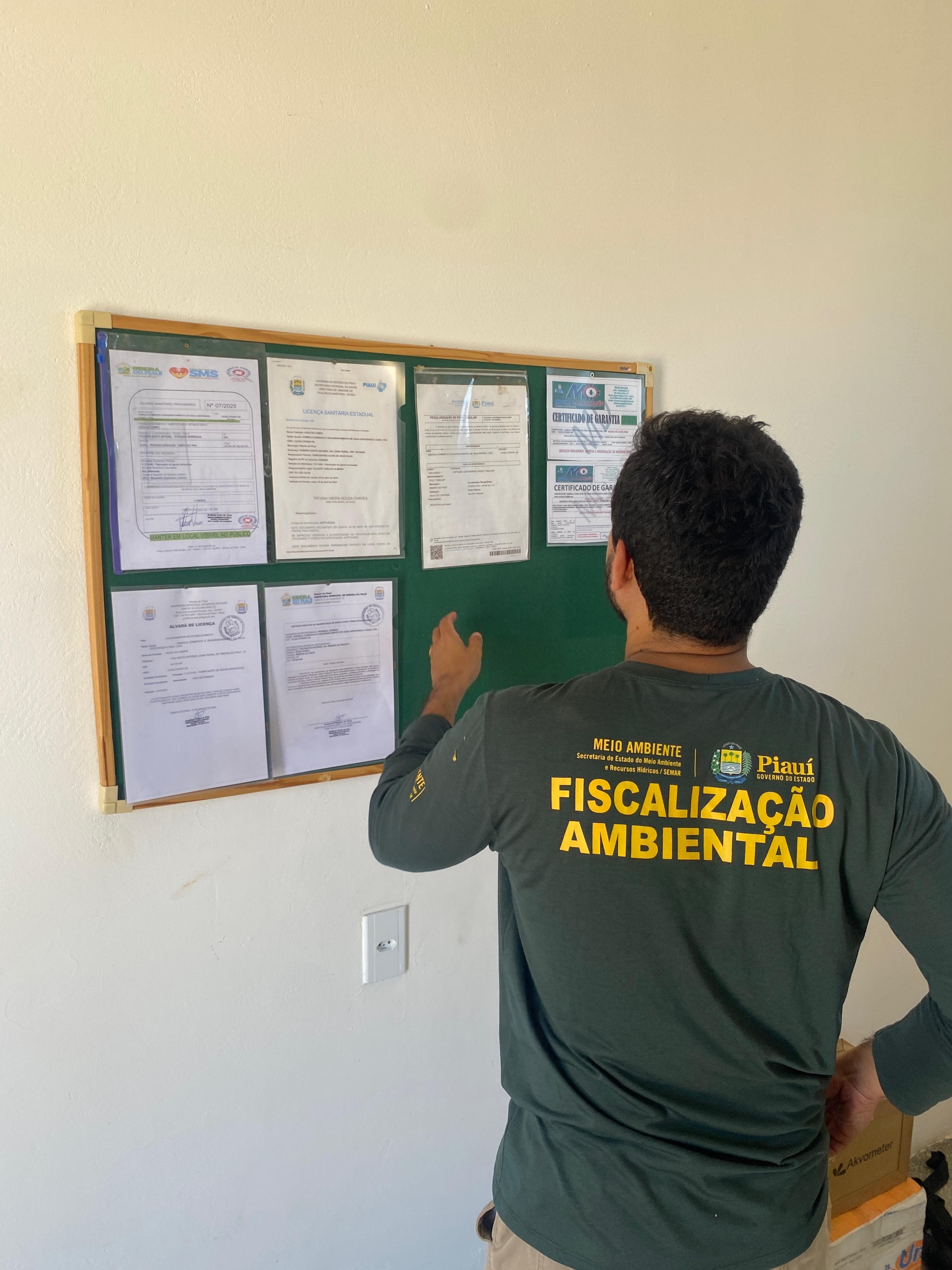 Auditor fiscaliza documentação.