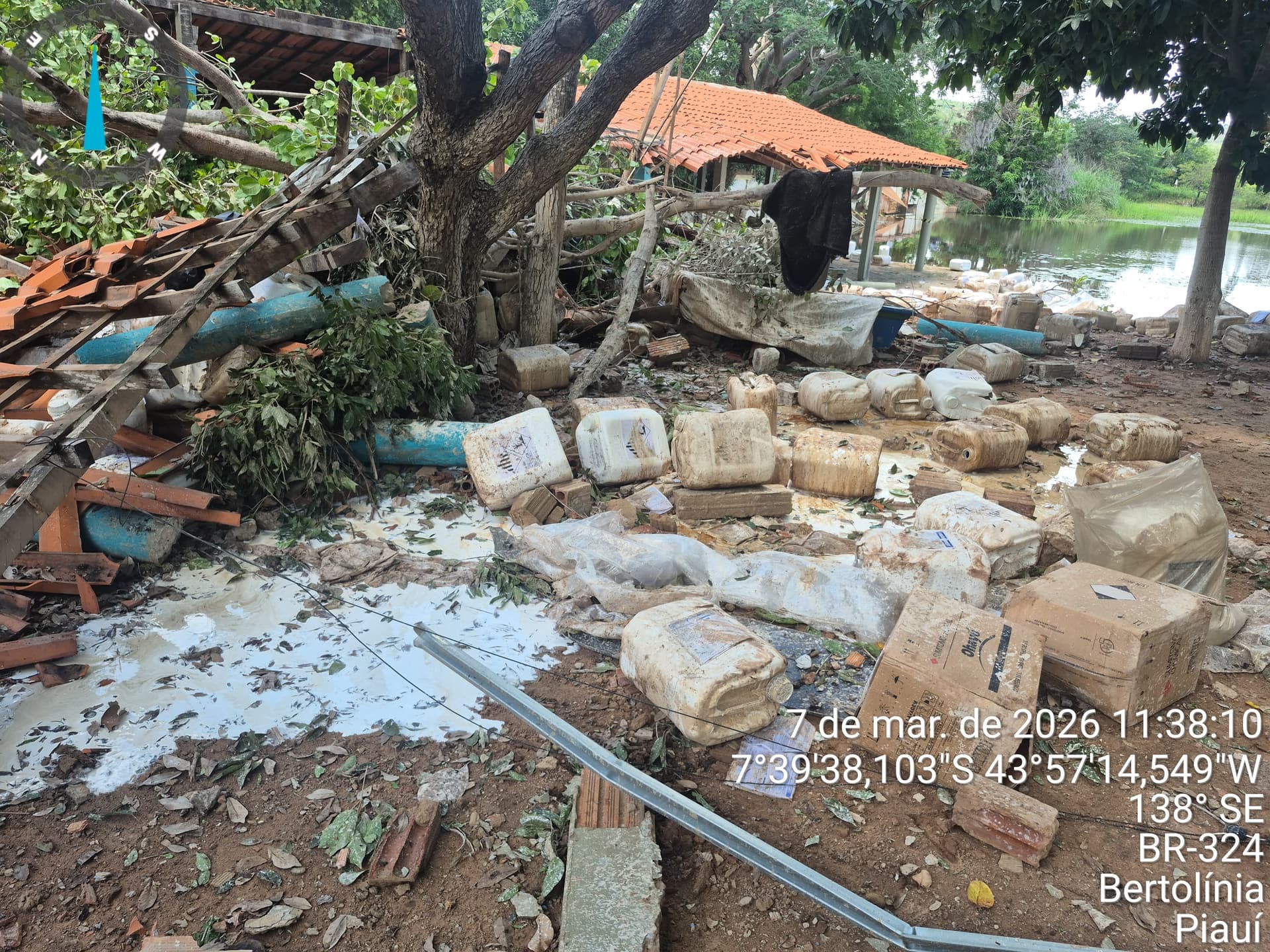 Acidente com carga química mobiliza equipes ambientais em Bertolínia