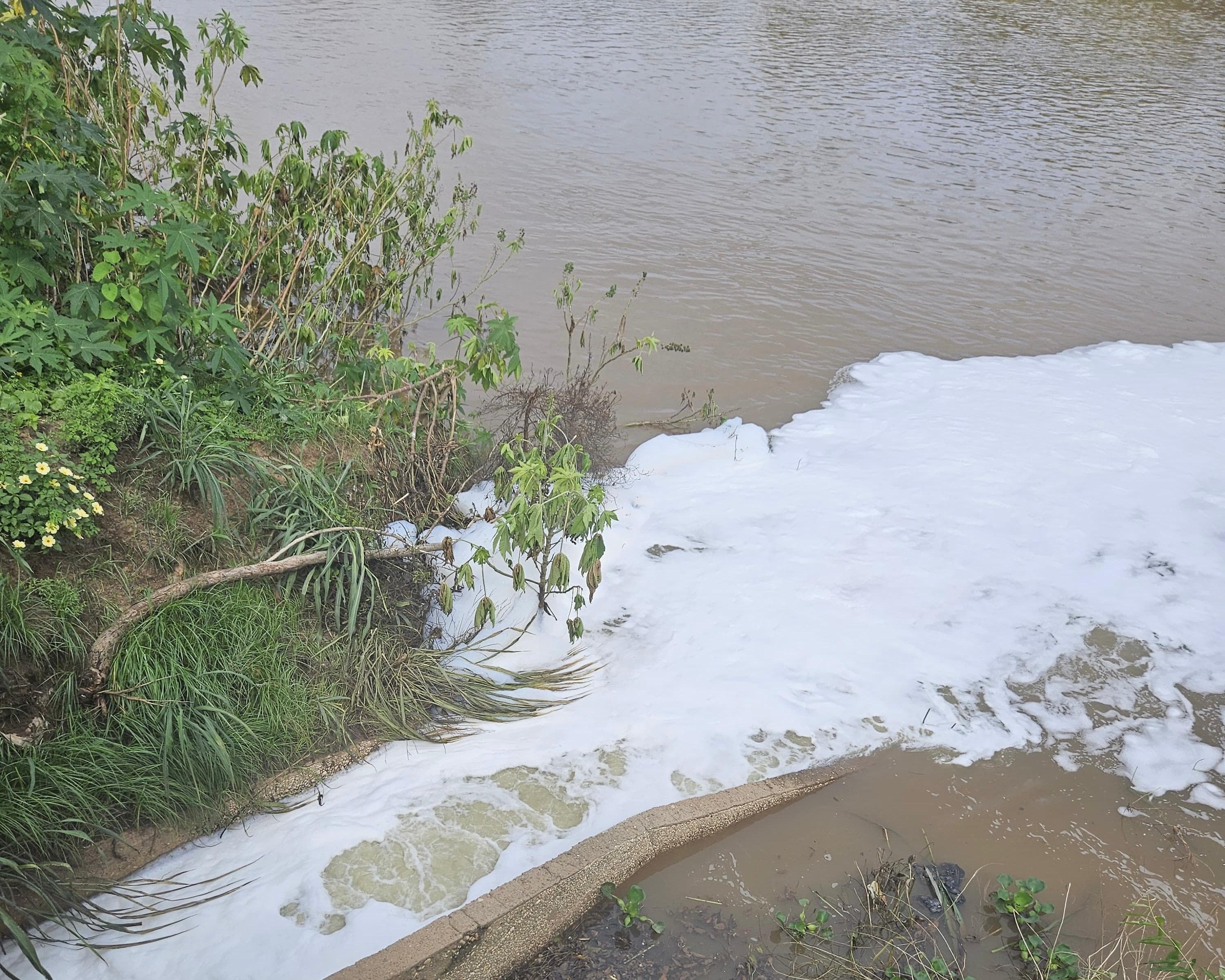 Fiscalização nas margens do rio Poti, em Teresina