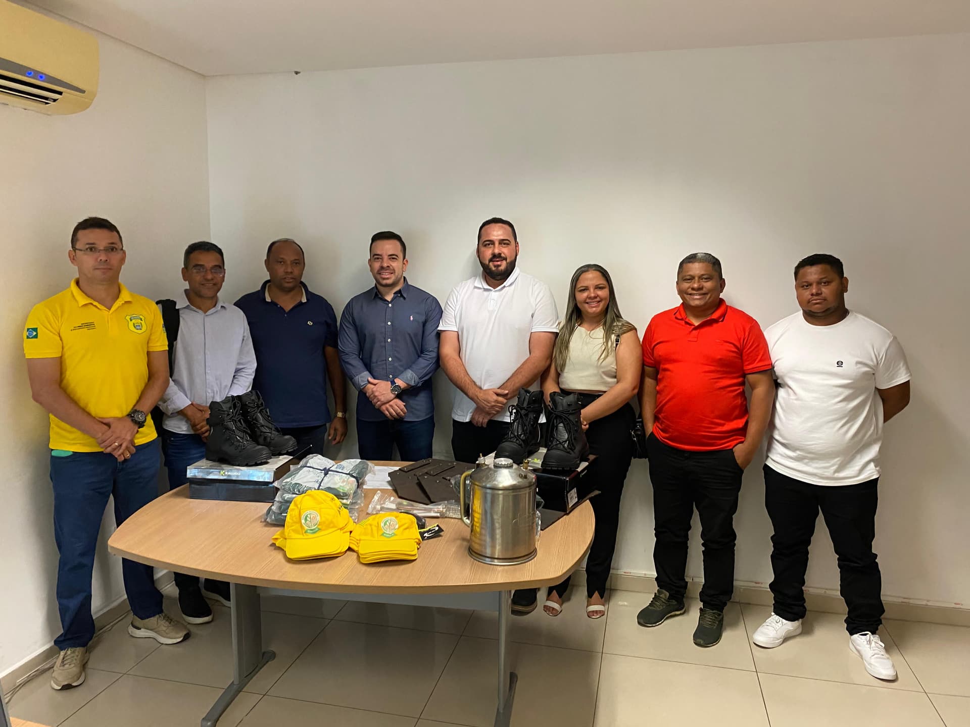 Semarh entrega equipamentos de combate a incêndio ao Prefeito de Pavussu