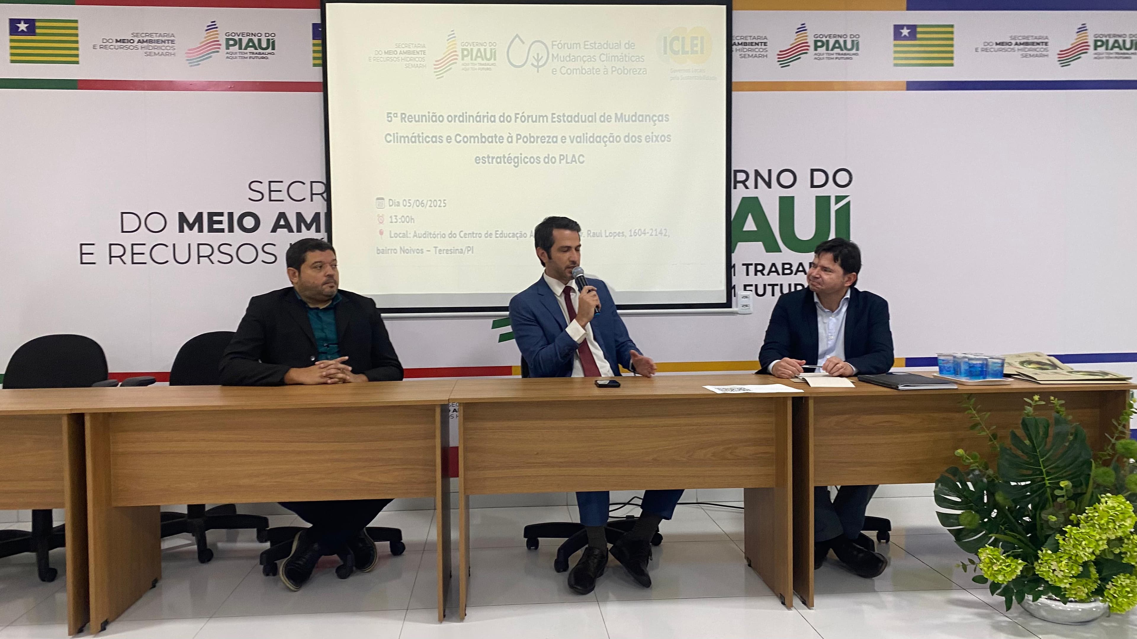 Estavam presentes: representantes do governo, ONGs, estudantes e sociedade civil.