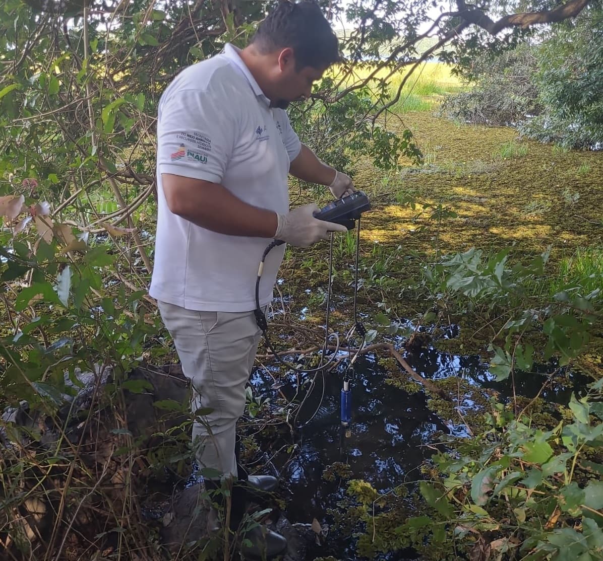 Os auditores coletaram amostras de água para análise em laboratório da Universidade Federal do Piauí.
