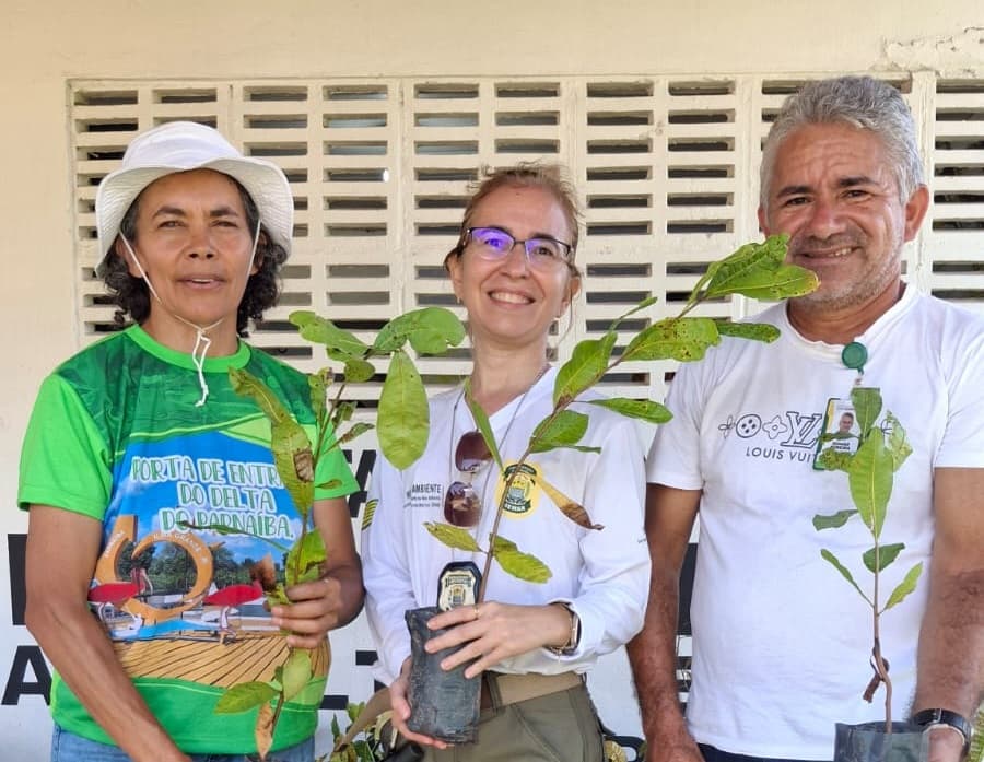 A equipe entregou 200 mudas de espécies nativas, reforçando o trabalho de reflorestamento e educação ambiental da comunidade.