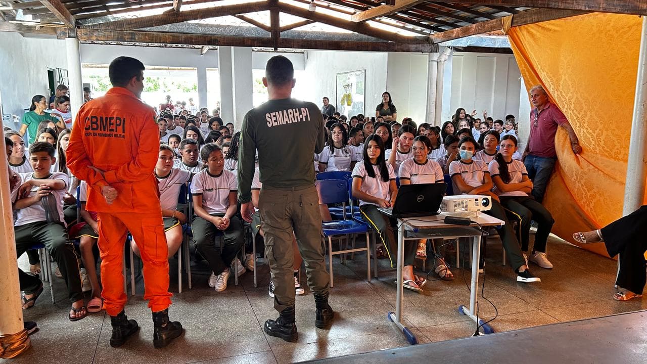 Prevenção a incêndios florestais na Escola Municipal Petrônio Portela.