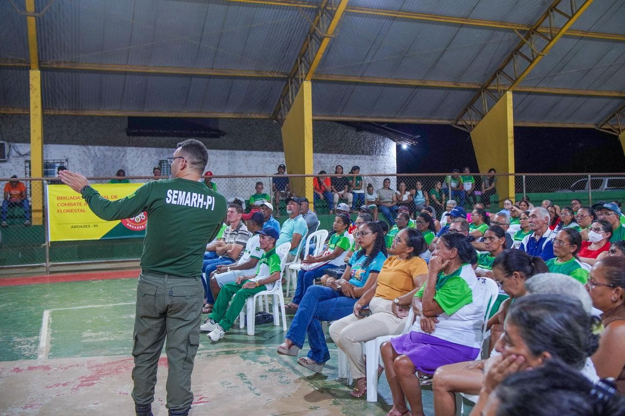 Estiveram presentes secretários municipais, gestores, alunos da rede EJA, agricultores e brigadistas.