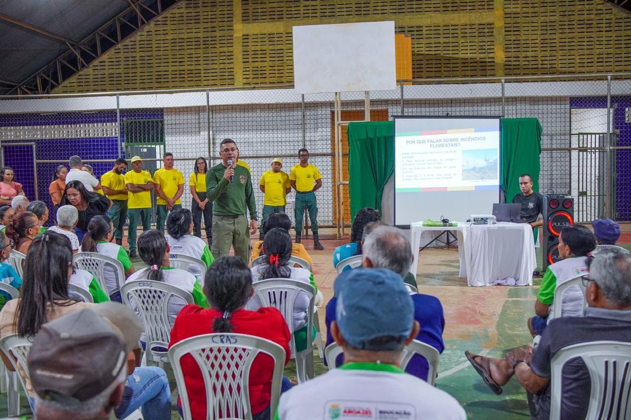 Estiveram presentes secretários municipais, gestores, alunos da rede EJA, agricultores e brigadistas.