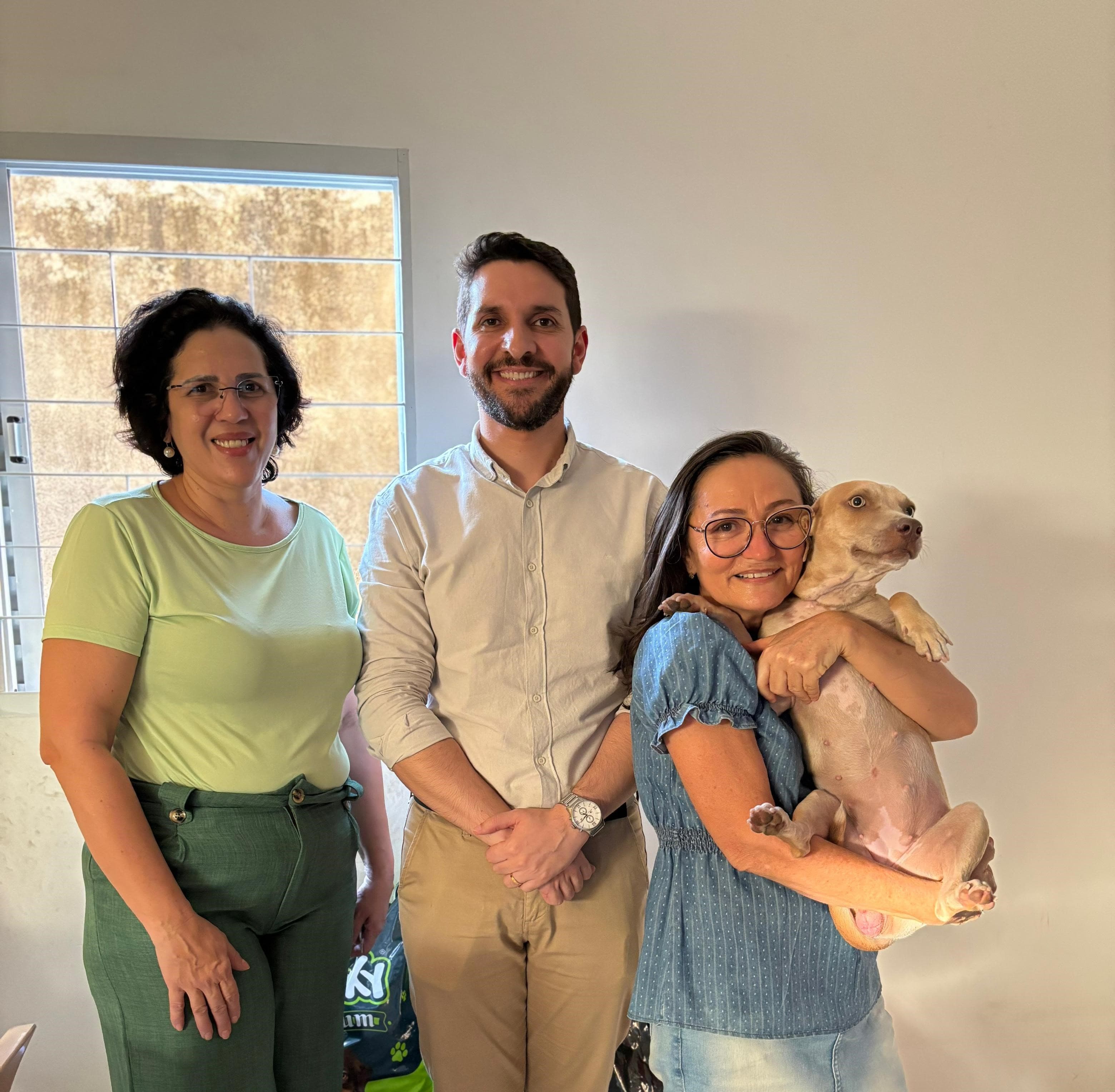 Diretora da DCBio e Superintendete, fazendo entrega de ração no Parque Piauí